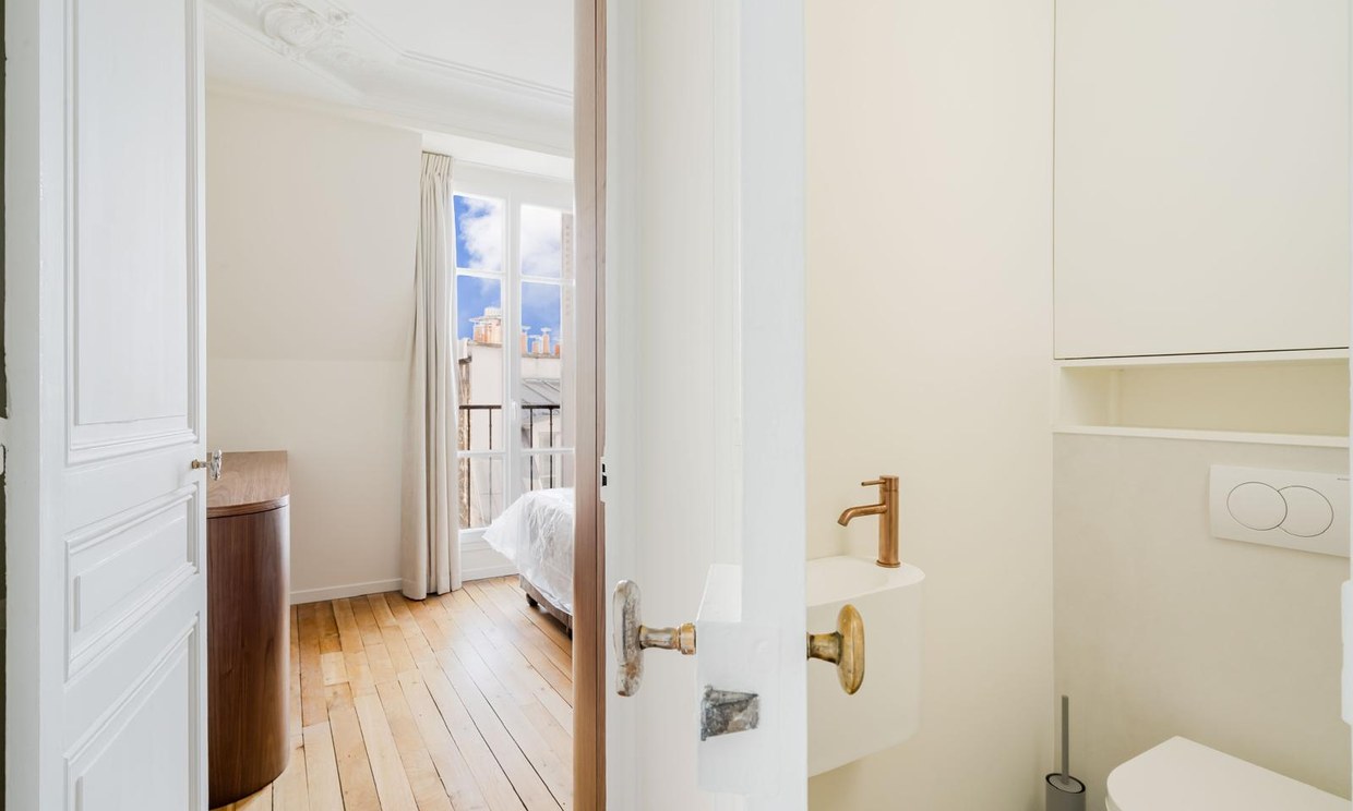 Salle d'eau et WC suspendu rénovés dans un appartement haussmannien, robinetterie laiton
