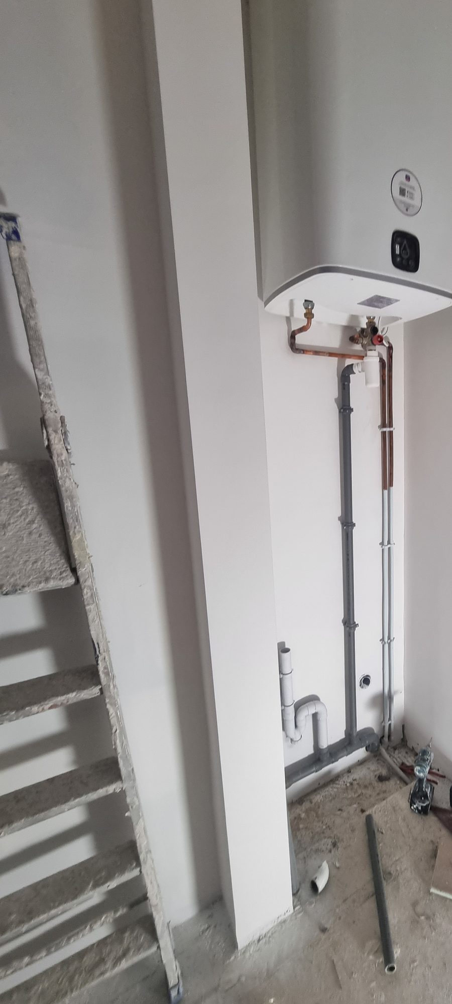 Chauffe-eau vertical Atlantic posé dans une gaine technique avec alimentations cuivre