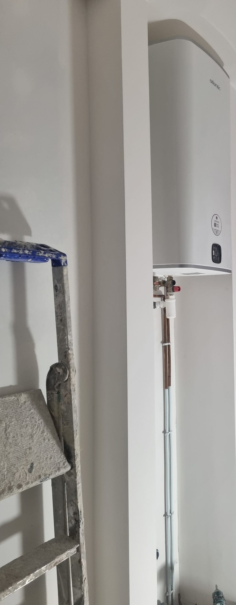 Chauffe-eau vertical Atlantic intégré dans une gaine technique d'appartement haussmannien
