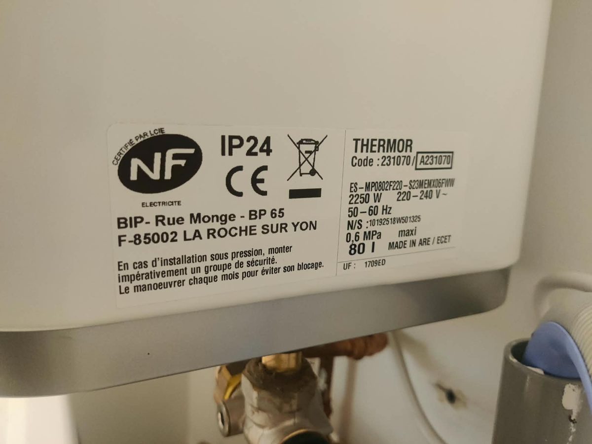 Plaque signalétique d'un chauffe-eau Thermor 80 litres