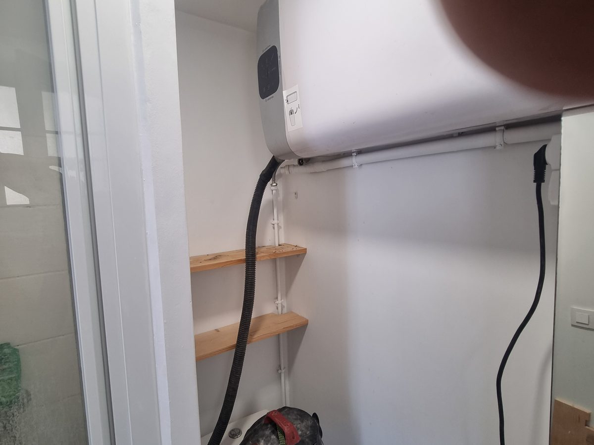 Chauffe-eau horizontal installé en hauteur dans un placard