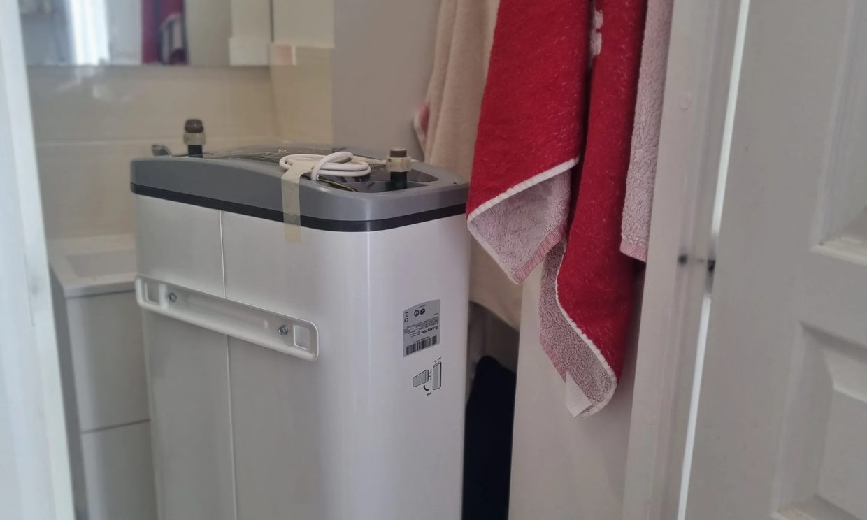 Chauffe-eau neuf prêt à être posé dans une salle d'eau, remplacement en Île-de-France