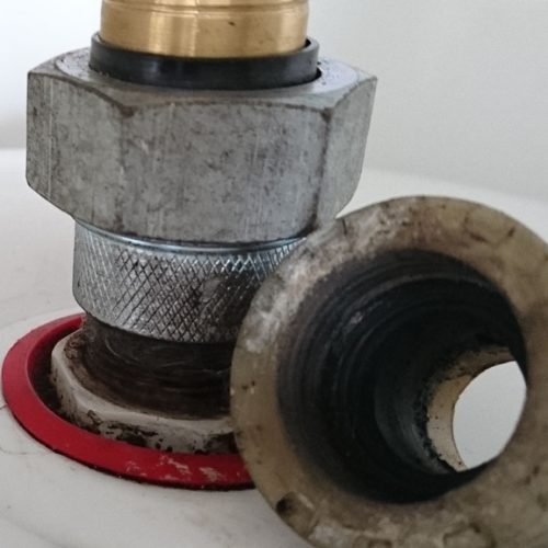 Pièce de circuit de chauffage entartrée et remplie de boue après dépose