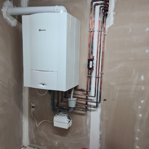 Chaudière murale gaz raccordée avec tuyauterie cuivre apparente