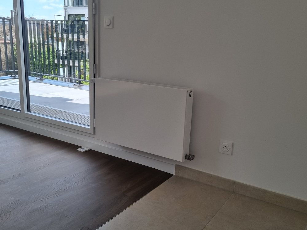 Radiateur plinthe posé sous baie vitrée