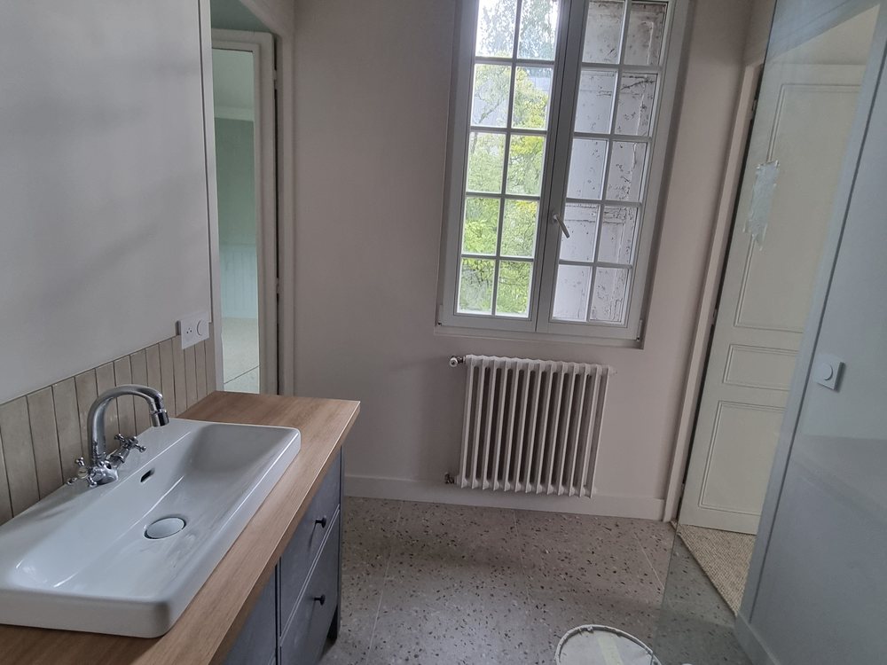 Radiateur fonte remplacé en salle de bain