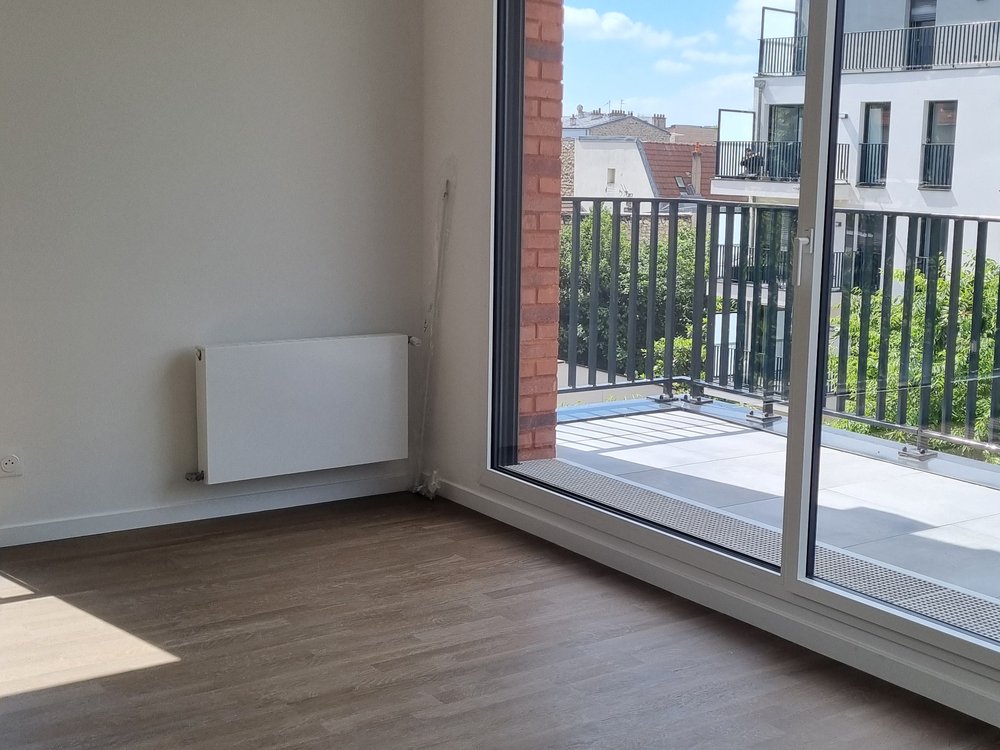 Radiateur panneau acier remplacé en logement récent