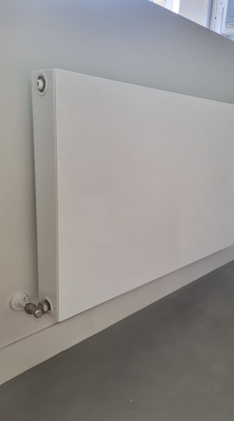 Radiateur panneau acier avec robinet thermostatique Danfoss et raccordement laiton