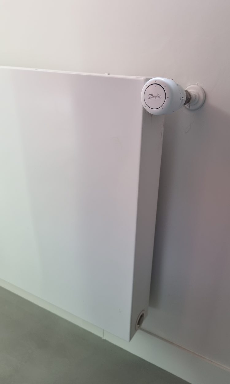 Tête thermostatique Danfoss posée sur un radiateur panneau acier après remplacement