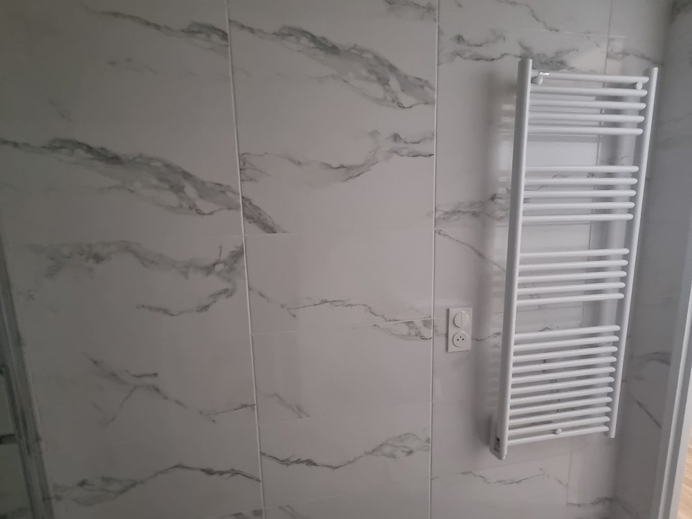 Sèche-serviettes raccordé sur faïence en salle de bain