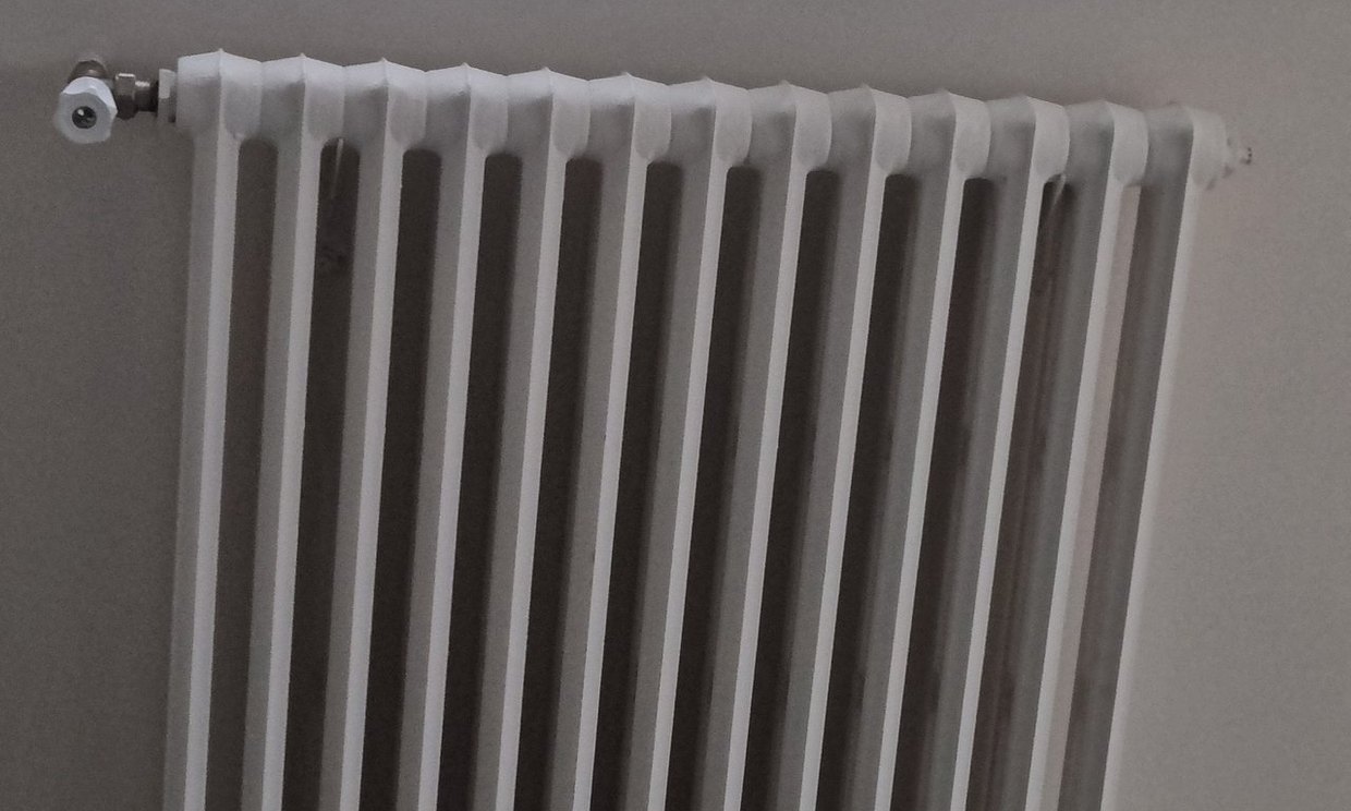 Radiateur fonte à colonnes remplacé et raccordé, robinetterie neuve, chantier en Île-de-France