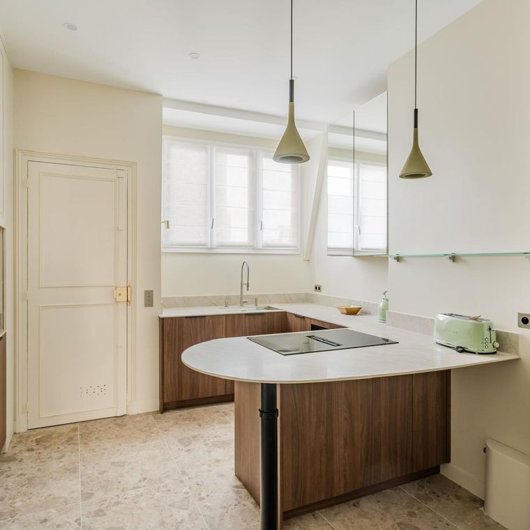 Cuisine sur mesure en noyer avec plan de travail en pierre