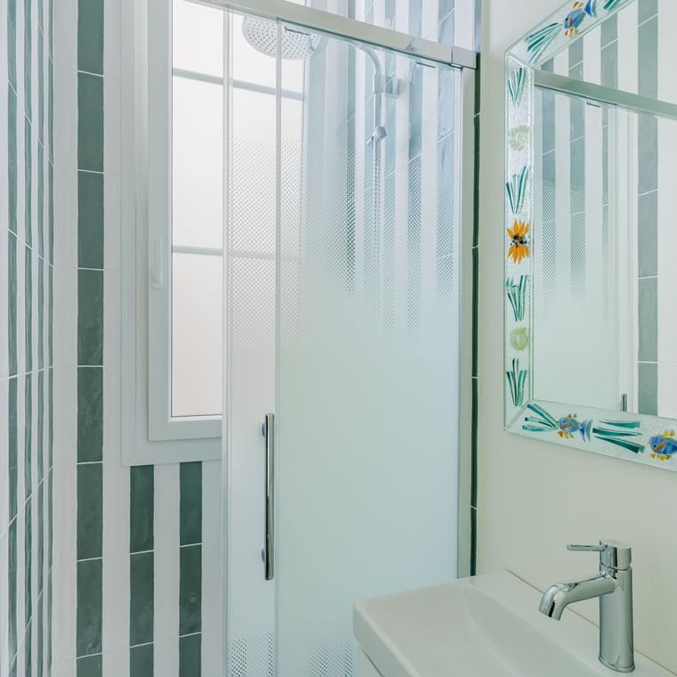 Salle d'eau en faïence artisanale avec sèche-serviettes