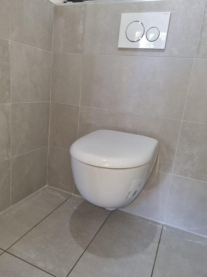 WC suspendu sur bâti-support avec plaque de commande encastrée