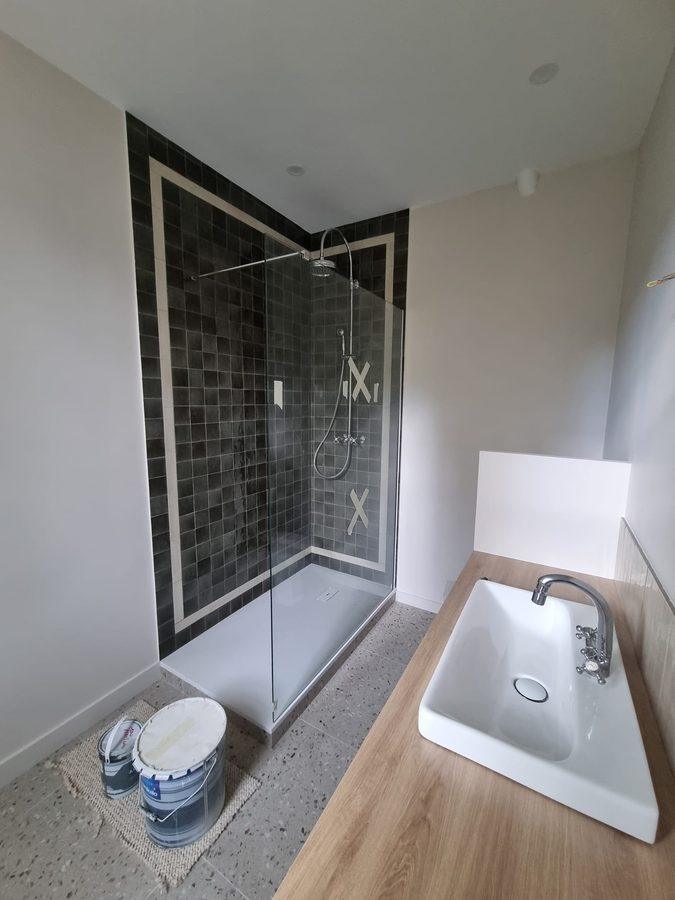 Douche à l'italienne avec receveur extra-plat et faïence zellige noire