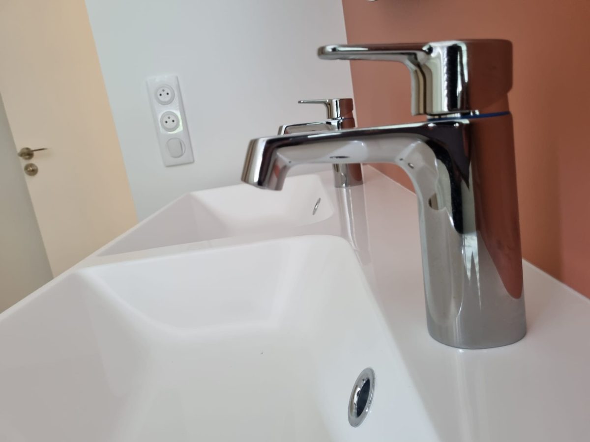 Douche de plain-pied carrelée effet pierre avec sèche-serviettes