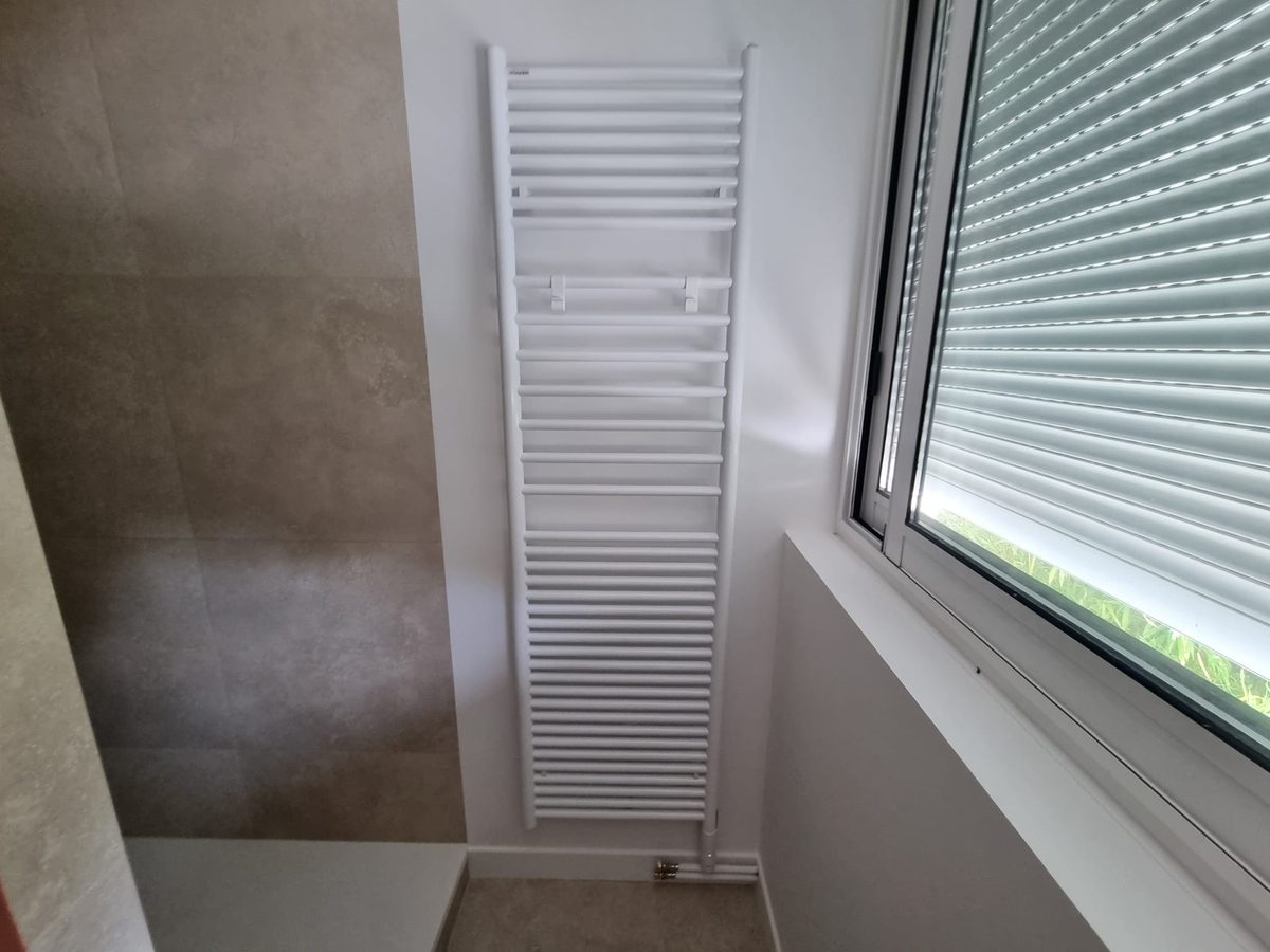 Salle de bain avec WC séparé et meuble double vasque