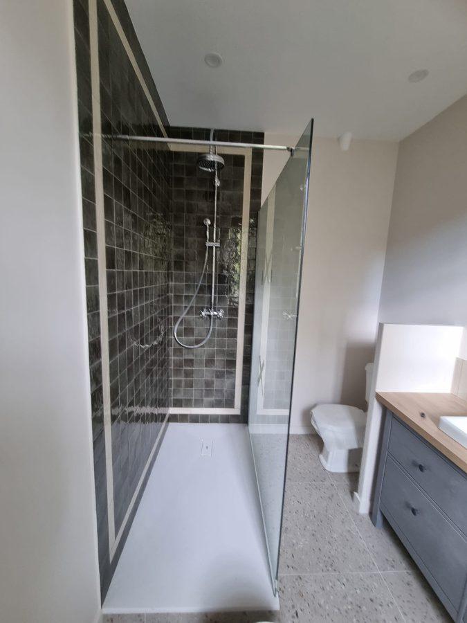 Douche zellige et colonne de douche rétro dans une salle de bain neuve
