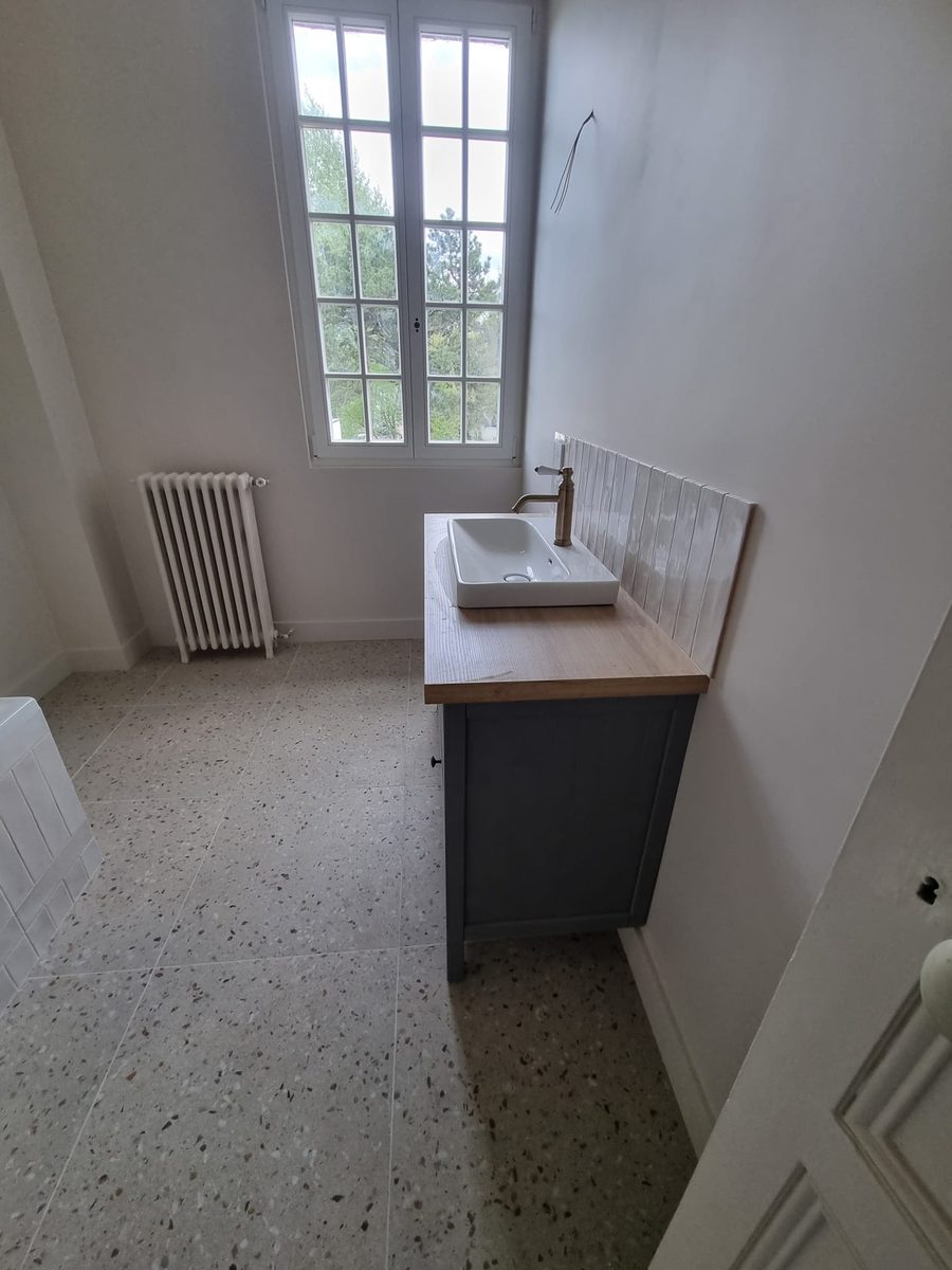 Meuble vasque bois et bleu avec crédence zellige et radiateur fonte