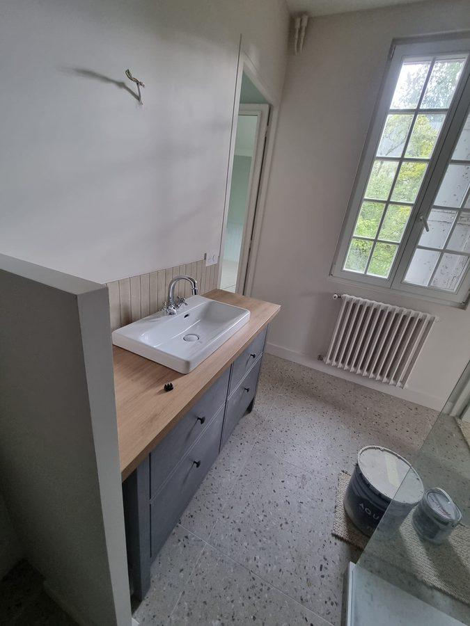 Salle de bain rénovée avec vasque et sol terrazzo