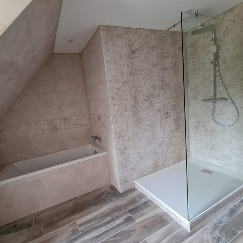 Douche à l’italienne en béton ciré avec paroi vitrée