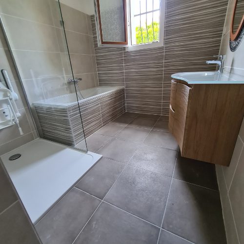 Douche à l’italienne avec banc maçonné et meuble vasque bois