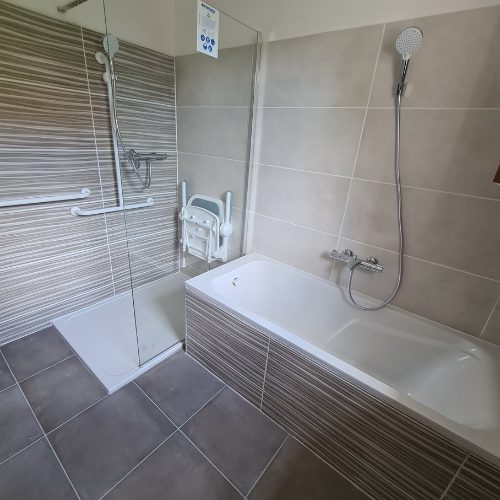 Baignoire remplacée avec faïence grise et robinetterie neuve