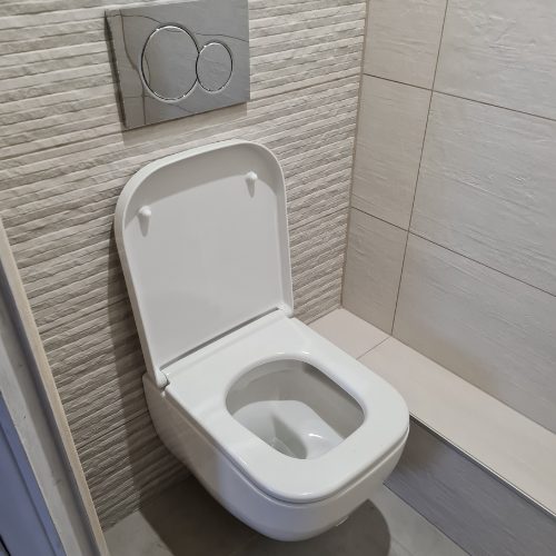 WC suspendu avec plaque de commande sur bâti support encastré
