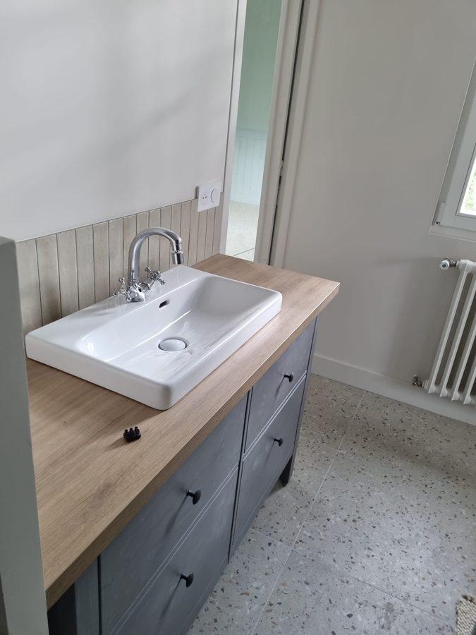 Meuble vasque sur plan bois avec robinetterie rétro