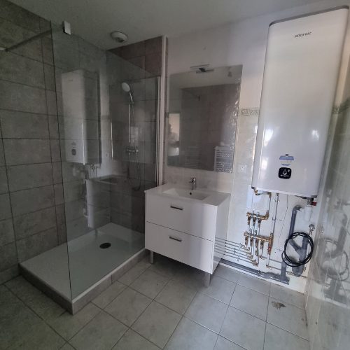 Douche à l’italienne et meuble vasque avec chauffe-eau intégré au placard