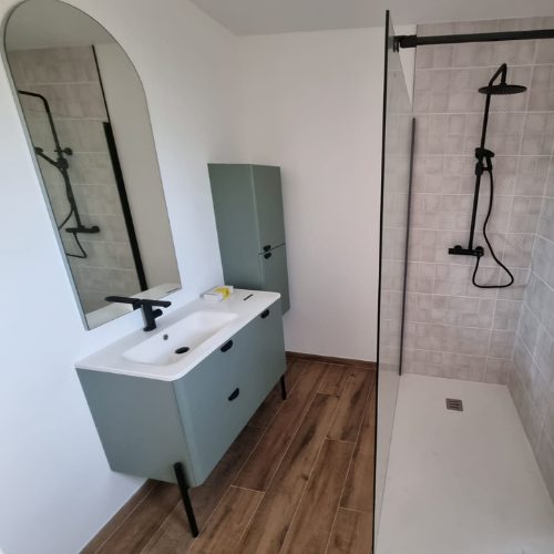 Douche à l’italienne avec meuble vasque vert d’eau et parquet