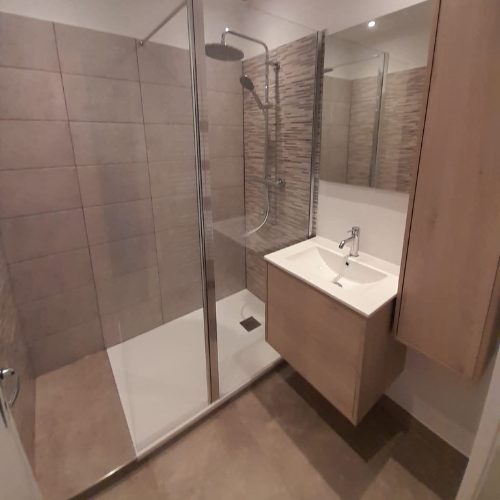 Douche à l’italienne avec vasque sur pied et paroi vitrée