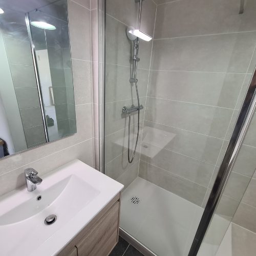 Vasque suspendue et douche à l’italienne carrelée