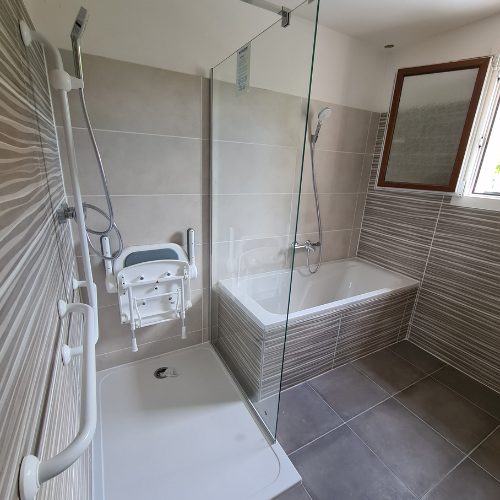 Baignoire conservée avec faïence neuve et barre de maintien