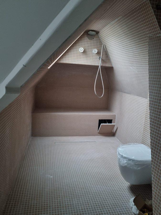 Salle d'eau sous pente en mosaïque avec banquette maçonnée et douche à l'italienne