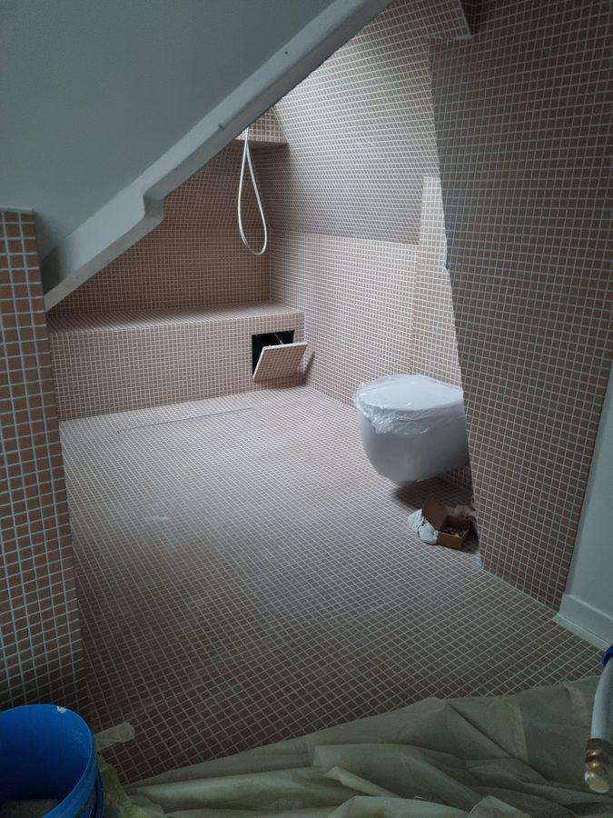 Douche à l'italienne avec caniveau encastré et WC suspendu en mosaïque